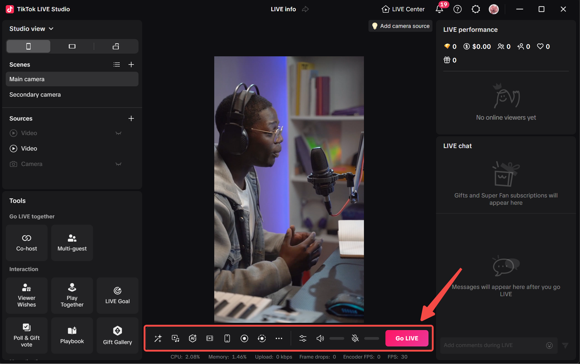 Interfaz de TikTok LIVE Studio con escenas, fuentes, herramientas, rendimiento LIVE, chat y barra de control principal