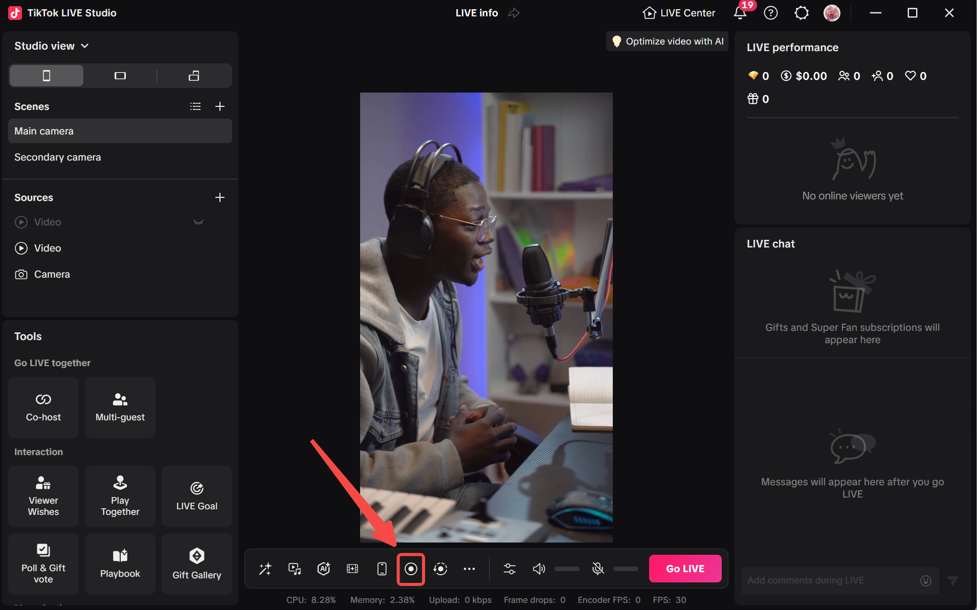 Interfaz de TikTok LIVE Studio con el botón de grabación en la barra de acción inferior